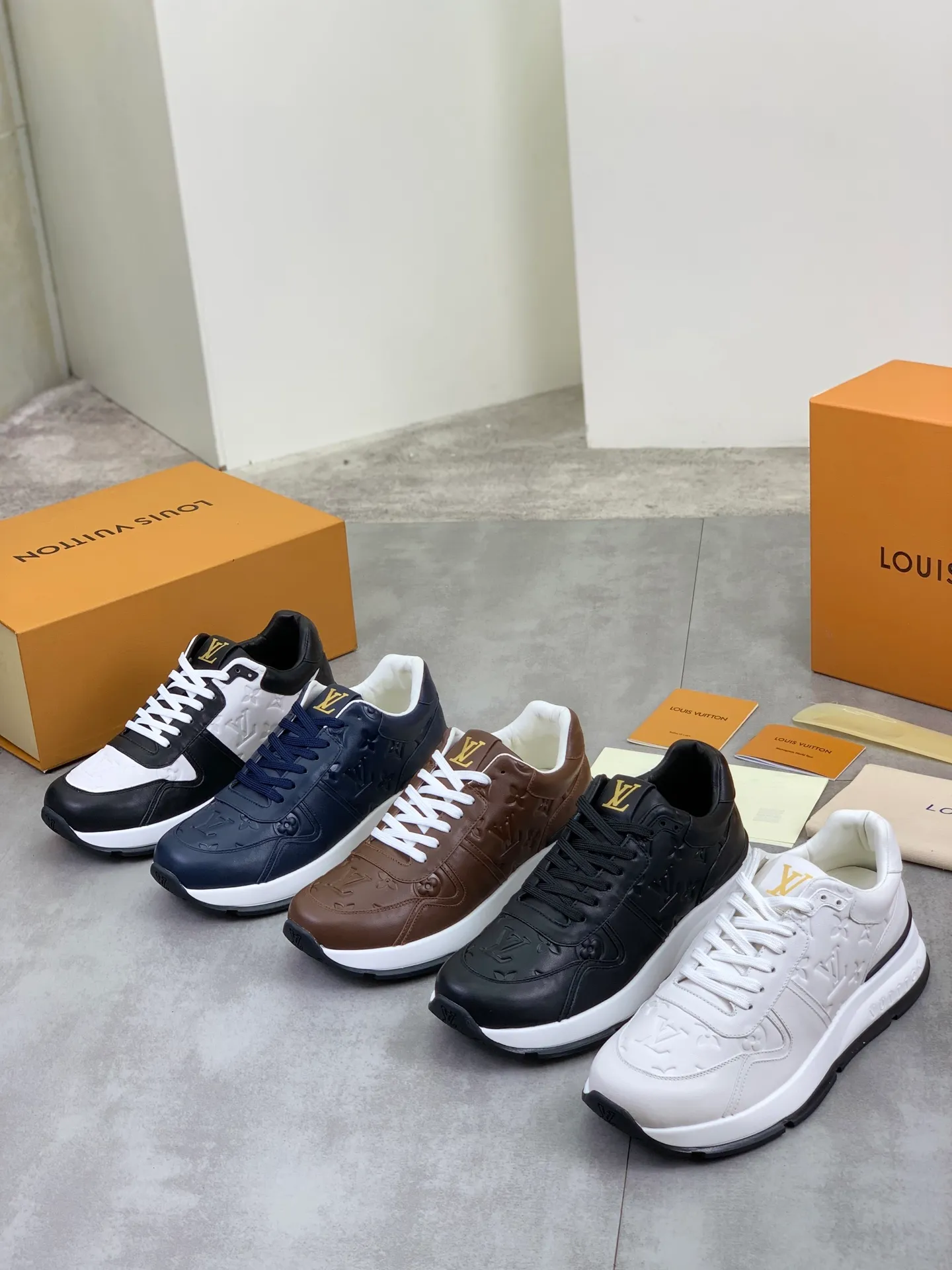 Factory price P820 💶 Top version [LOUIS VUITTON] counter series (original order) new style 🍀LV Louis Vuitton - top version LV classic high-top trendy shoes! Made of imported original craft calfskin, original breathable lining, and original wear-resistant, lightweight, high-end TPU outsole! High quality products! 3️⃣ colors available, size: men’s 39-44 (38 45 customized)